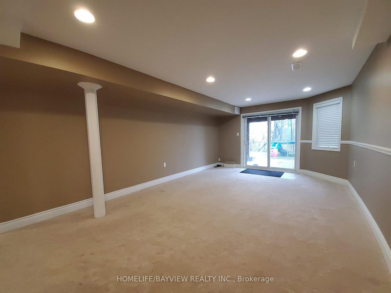 Lower - 644 Mcbean Ave, Newmarket, L3X 2J5 | Image 2