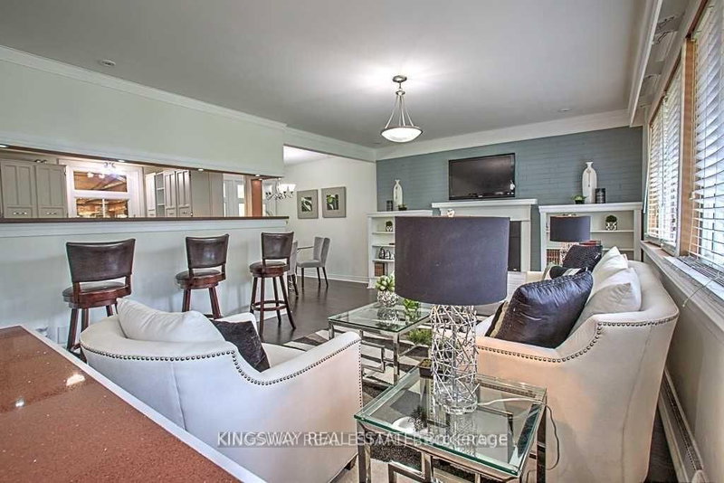 49 Don Mor Dr, Newmarket, L3Y 1G8 | Image 2