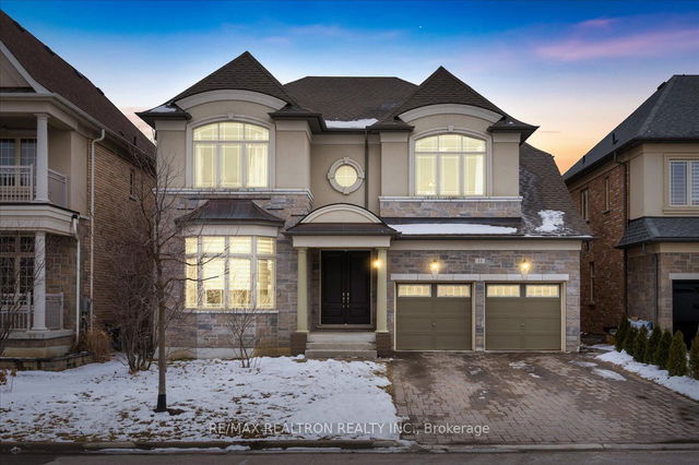 11 DUNROBIN Crescent
