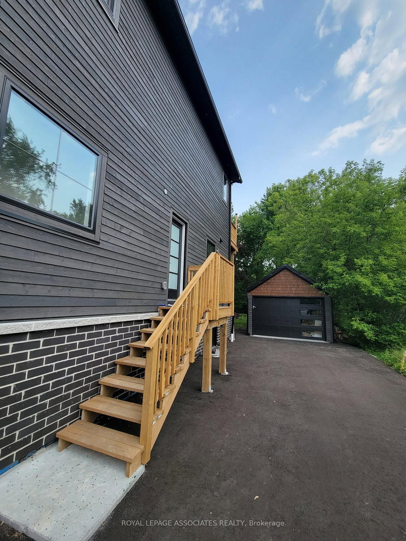 215 Bayview Ave, Georgina, L4P 2T3 | Image 2