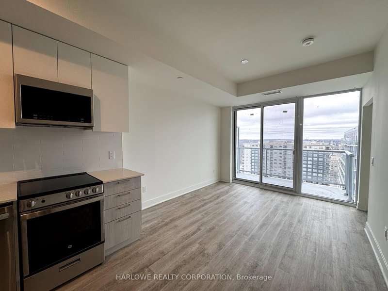 1412 - 185 Deerfield Rd, Newmarket, L3Y 0G7 | Image 3