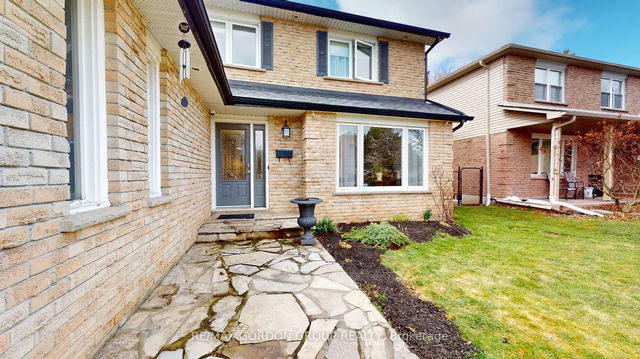 855 Arnold Crescent