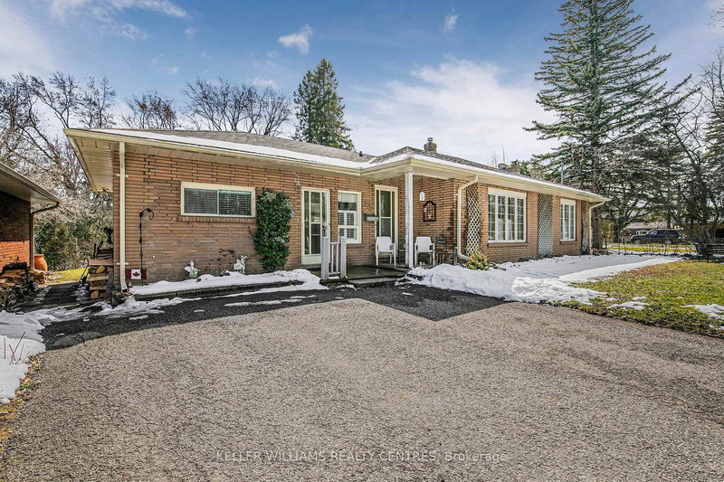 774 Sutherland Ave, Newmarket, L3Y 1G1 | Image 2