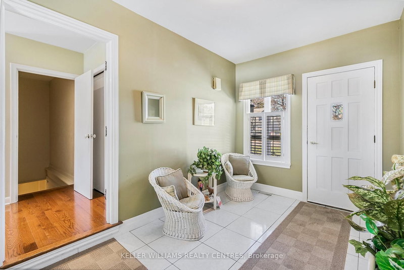 774 Sutherland Ave, Newmarket, L3Y 1G1 | Image 3