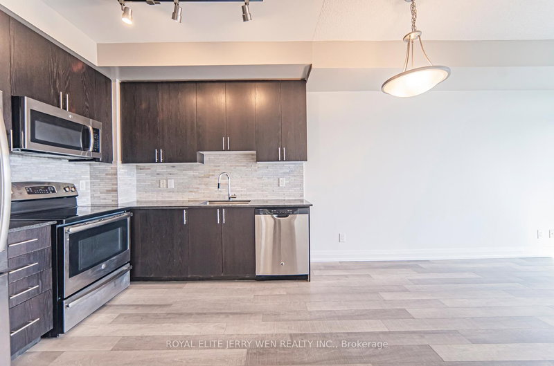 525 - 7165 Yonge St, Markham, L3T 0C9 | Image 3