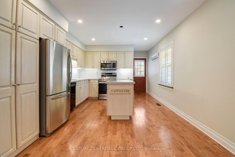 114 Elizabeth Grve, King, L7B 1H2 | Image 3