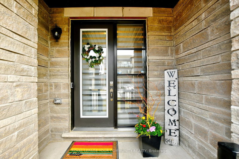 534 New England Crt, Newmarket, L3X 0M6 | Image 2