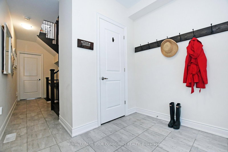 534 New England Crt, Newmarket, L3X 0M6 | Image 3