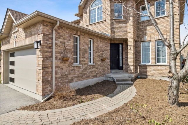 8 Henderson Crescent