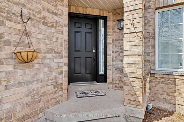 8 Henderson Crescent