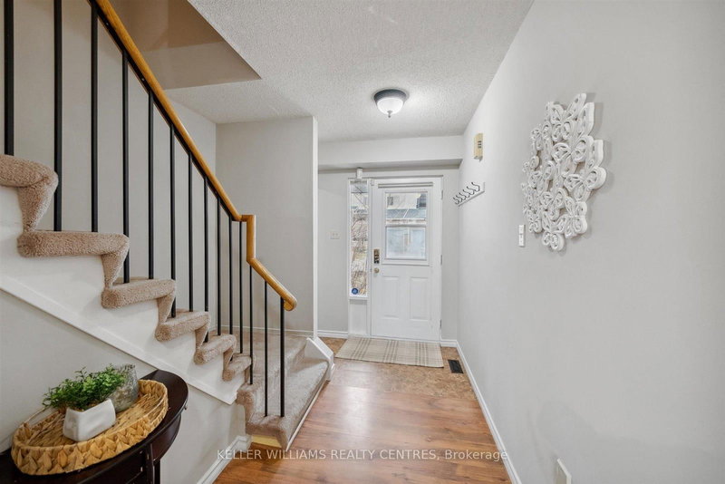 617 Gibney Cres, Newmarket, L3X 1Y3 | Image 3