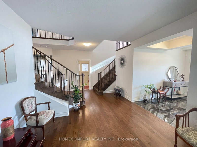 945 Langford Blvd, Bradford West Gwillimbury, L3Z 4J2 | Image 2