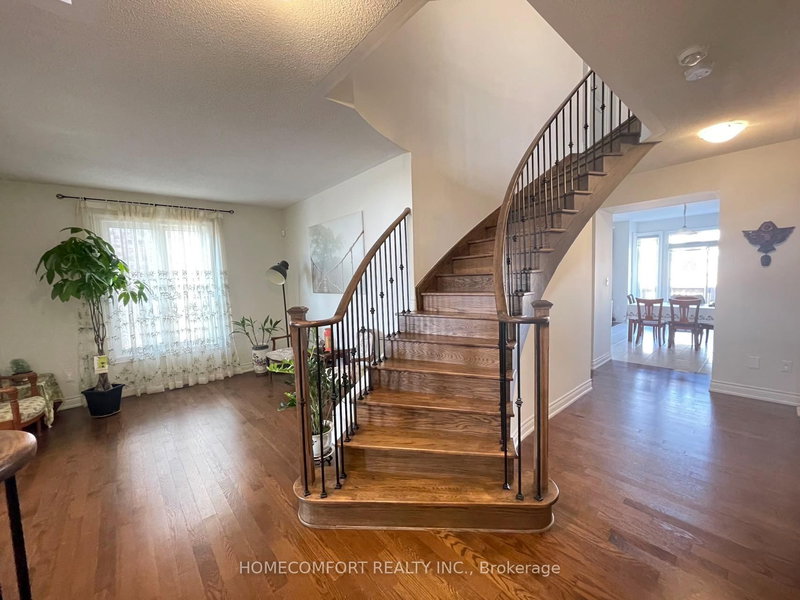 945 Langford Blvd, Bradford West Gwillimbury, L3Z 4J2 | Image 3