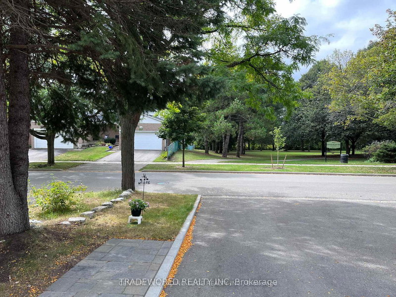 122 Tamarack Dr, Markham, L3T 4X4 | Image 2