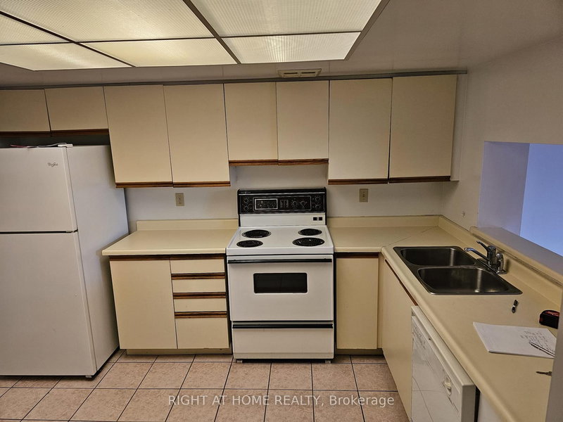 308 - 7440 Bathurst St, Vaughan, L4J 7K8 | Image 2