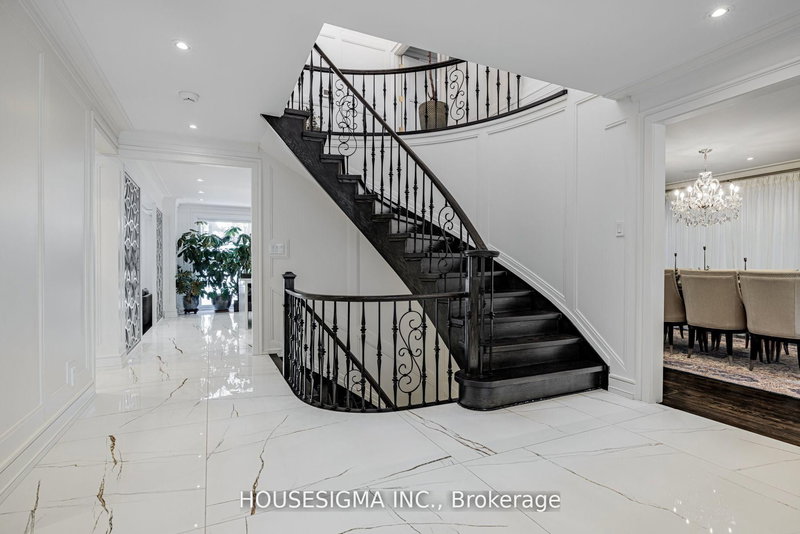 84 Cambridge Cres, Richmond Hill, L4C 6G2 | Image 2