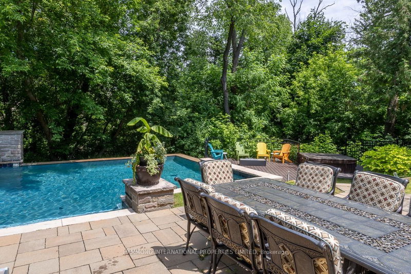 43 Woodland Acres Cres  Vaughan, L6A 1G1 | Image 4