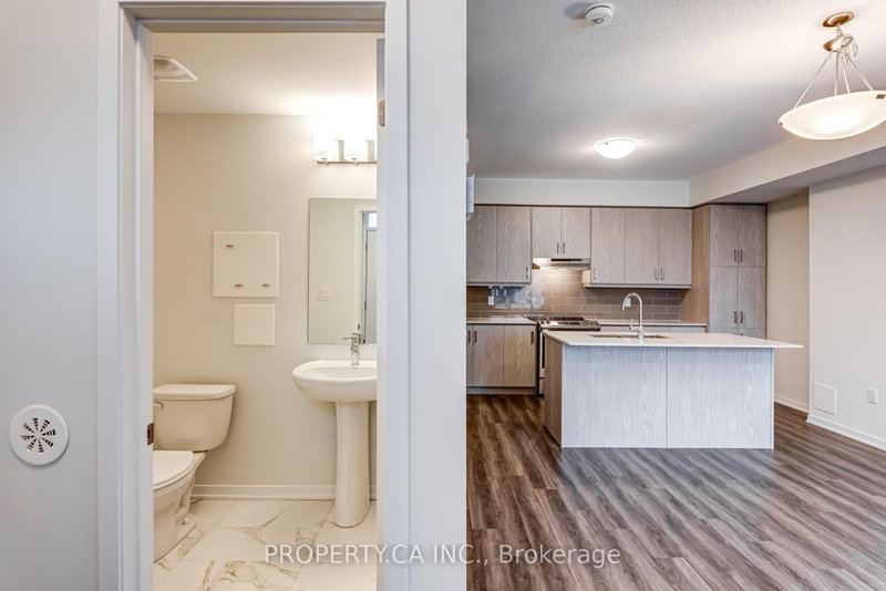 TH377 - 80 Honeycrisp Cres, Vaughan, L4K 5Z8 | Image 3