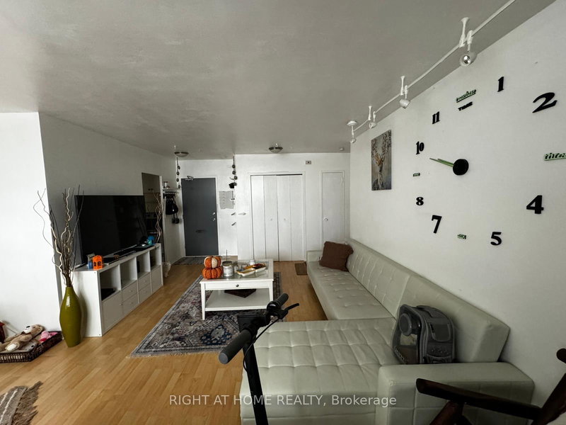 507 - 67 Richmond St, Richmond Hill, L4C 3Y3 | Image 3