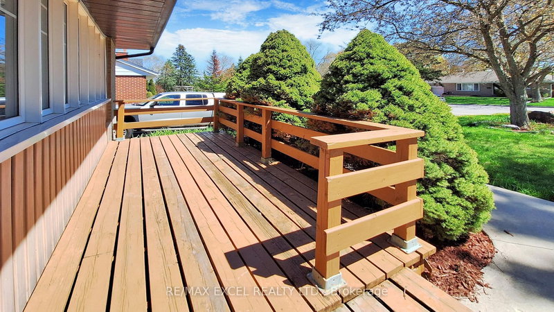 49 Don Mor Dr, Newmarket, L3Y 1G8 | Image 2