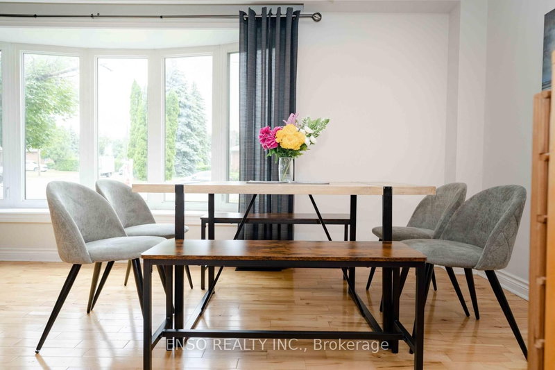 24 Gentry Cres, Richmond Hill, L4C 2G9 | Image 2