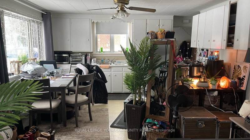 593 Watson Ave, Newmarket, L3Y 2V2 | Image 2