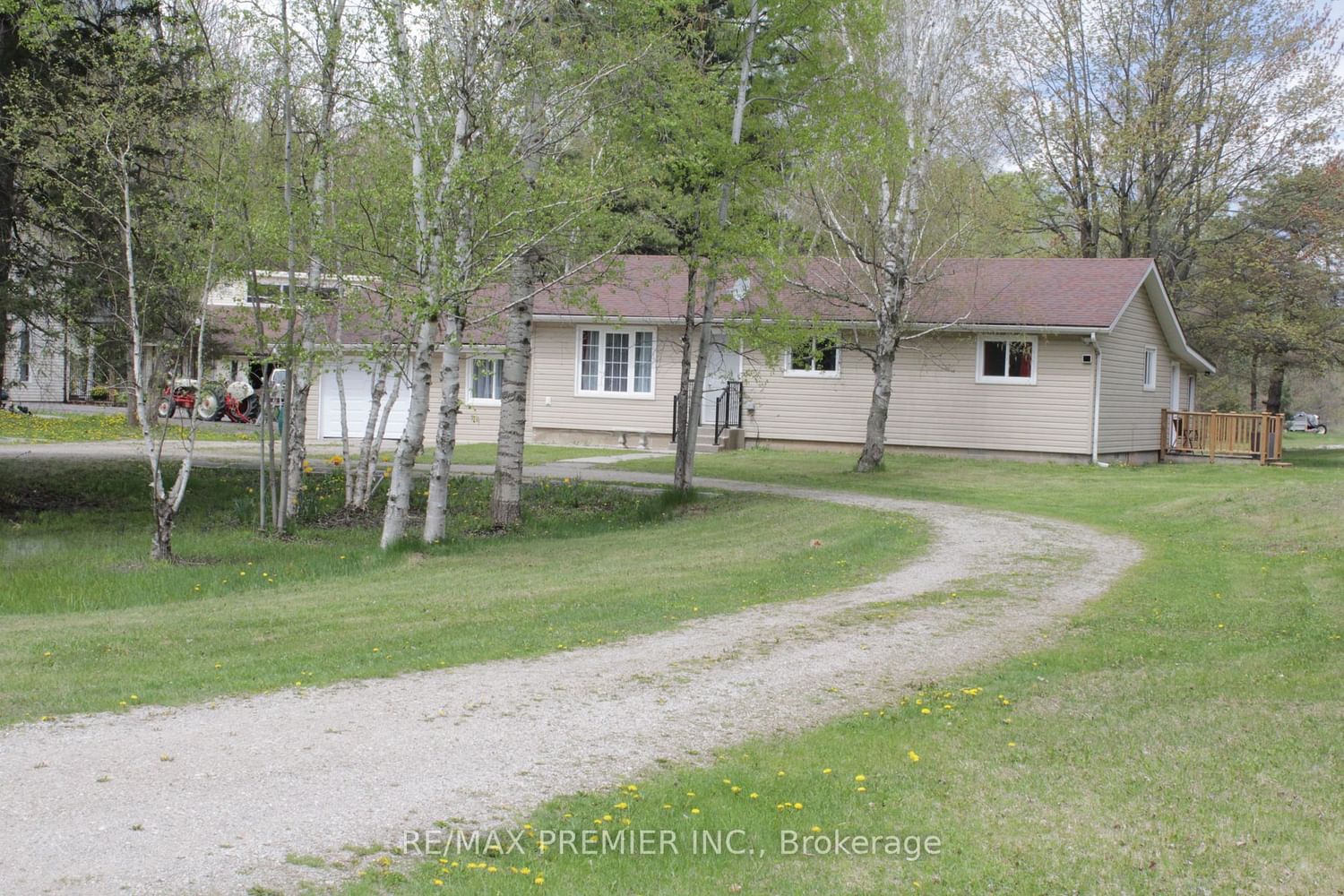 Building in 5258 30th Side Road