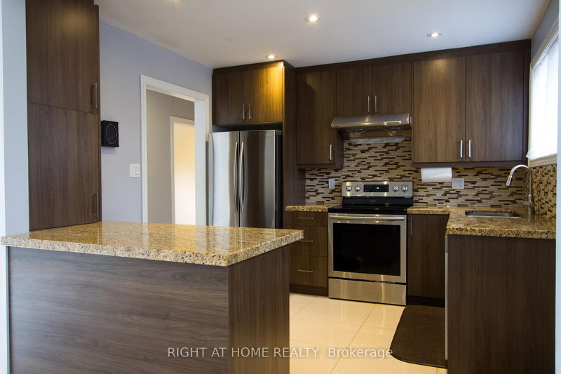 Main - 40 Foreht Cres, Aurora, L4G 3E8 | Image 2