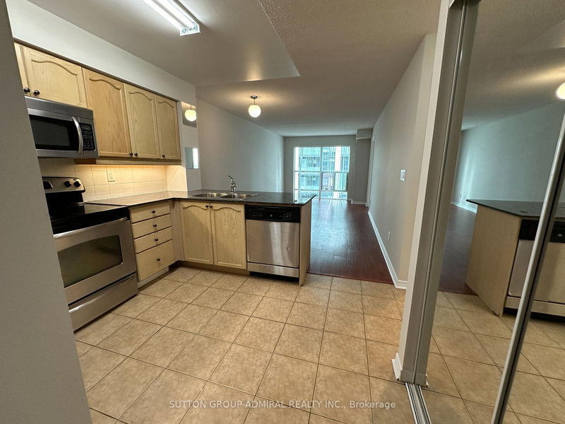 911 - 185 Oneida Cres, Richmond Hill, L4B 0B1 | Image 2