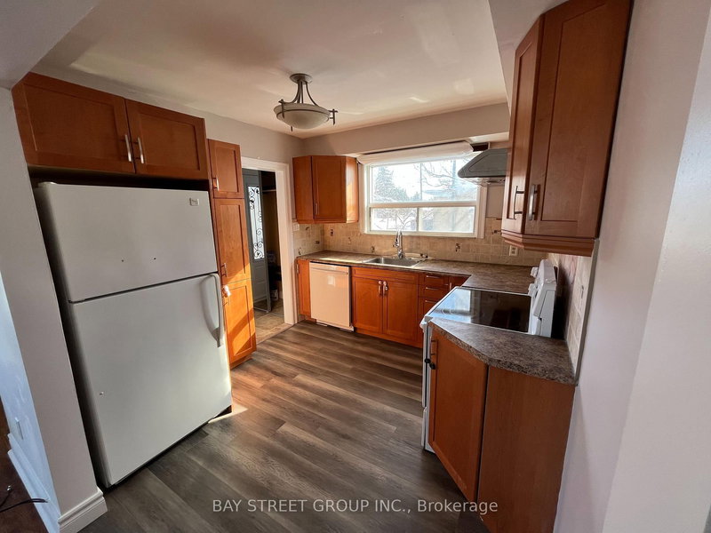 382 Blue Grass Blvd, Richmond Hill, L4C 3H4 | Image 2