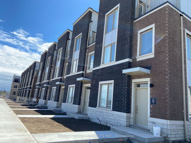 home for lease on 372-80 Honeycrisp Crescent