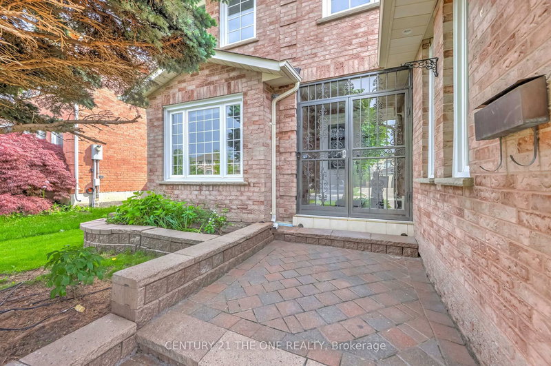 21 Larratt Lane, Richmond Hill, L4C 9J1 | Image 2