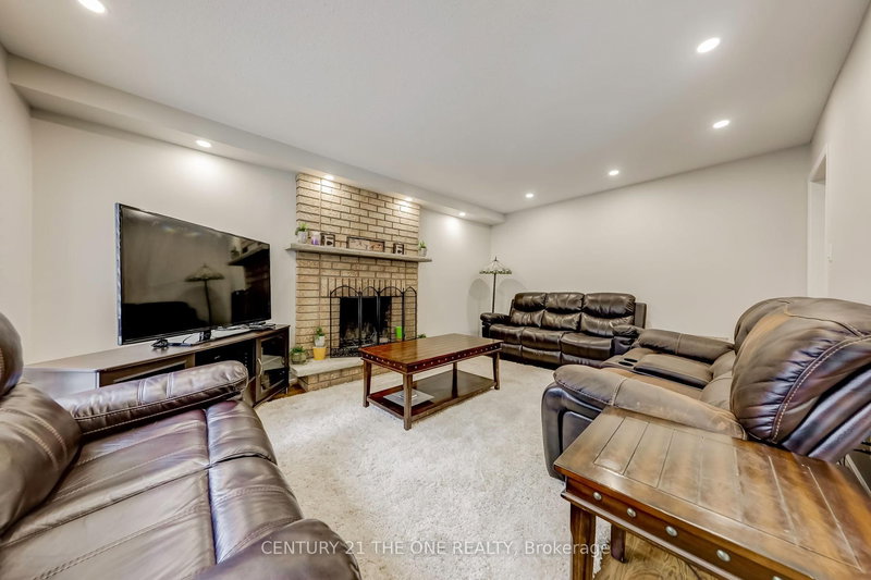 21 Larratt Lane, Richmond Hill, L4C 9J1 | Image 3