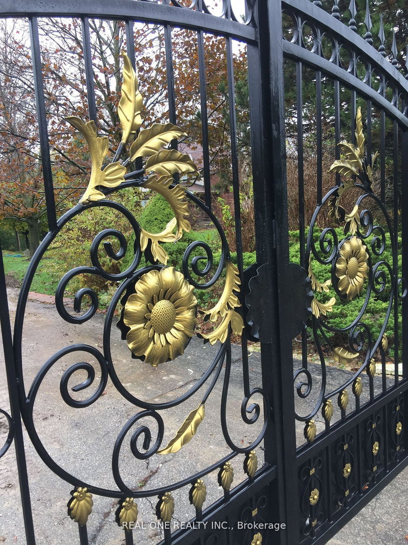 12 Jarvis Ave, Aurora, L4G 6W8 | Image 3