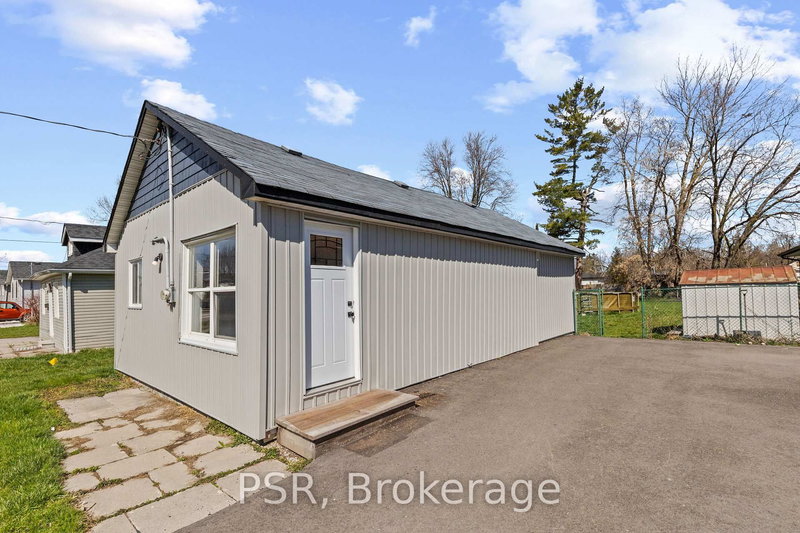 208 Bayview Ave, Georgina, L4P 2T2 | Image 3