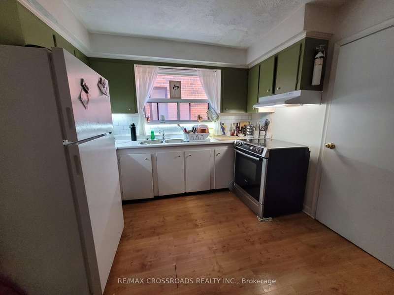 Main - 124 Major Mackenzie Dr E, Richmond Hill, L4C 1H1 | Image 2