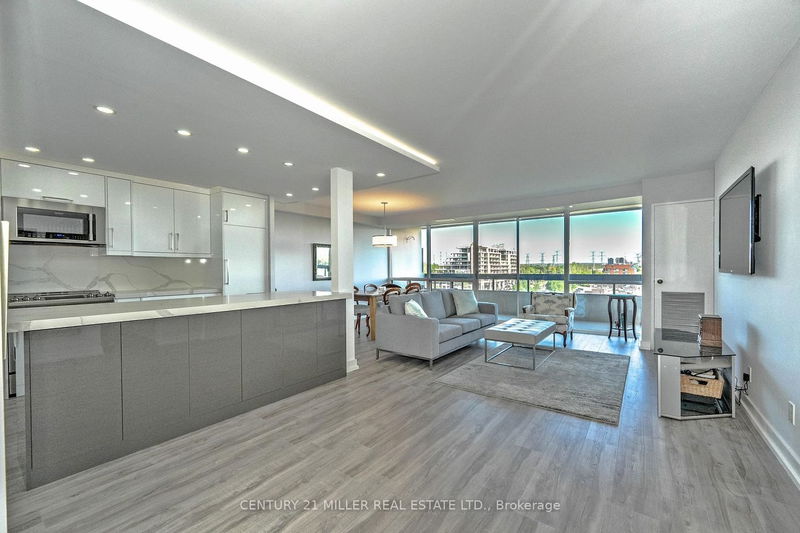 home for sale on 906-8111 Yonge Street