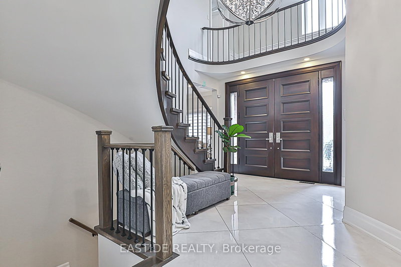 11 Gatcombe Circ, Richmond Hill, L4C 9P4 | Image 3