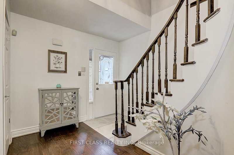 81 Stirling Cres, Markham, L3R 7J8 | Image 3