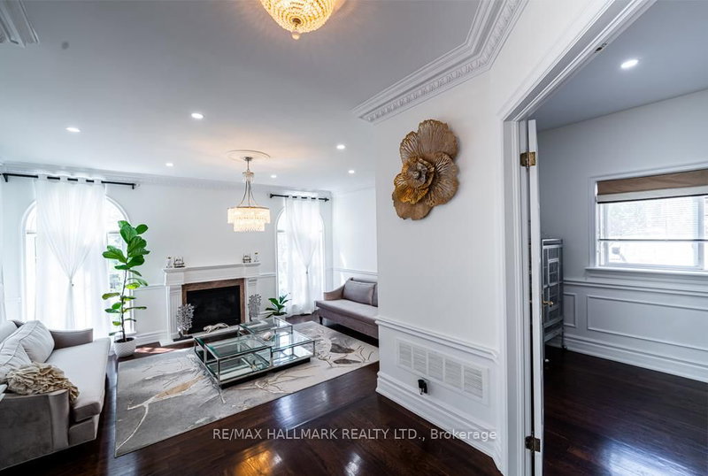 384 Kennedy St W, Aurora, L4G 5M6 | Image 3