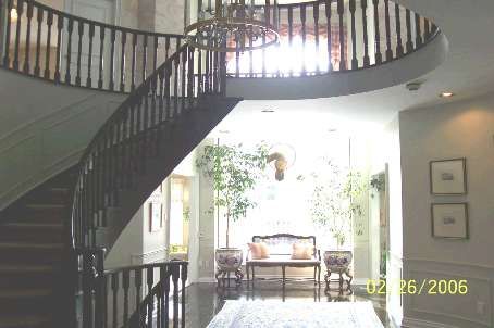 28 Edmund Cres, Richmond Hill, L4B2X8 | Image 2