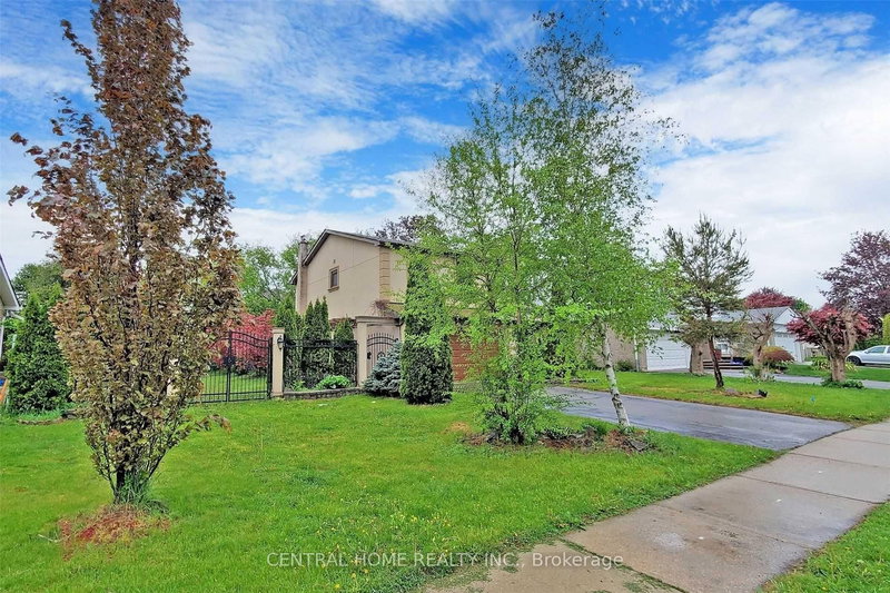 18 Mayvern Cres, Richmond Hill, L4C 5J4 | Image 2