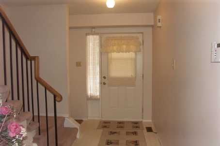 617 Gibney Cres, Newmarket, L3X1Y3 | Image 2