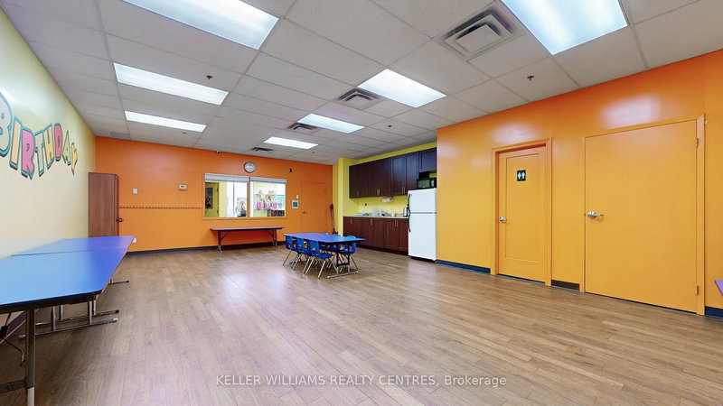 32 - 16945 Leslie St, Newmarket, L3Y 9A2 | Image 2