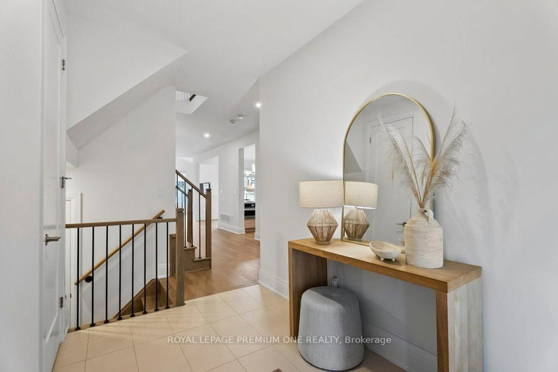 6 Byblos Crt, East Gwillimbury, L9N 0T3 | Image 2