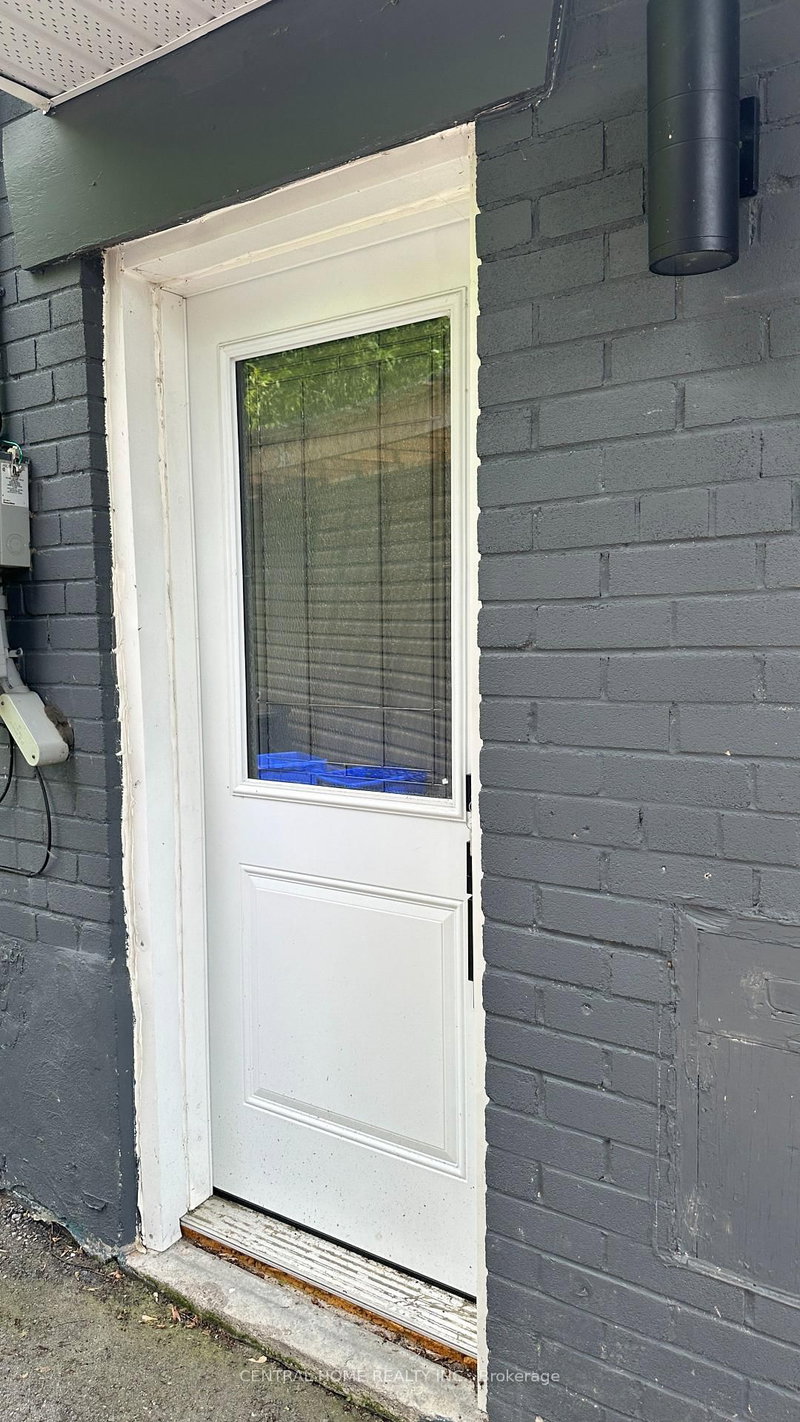 BSMT - 139 Maurice Crt, Newmarket, L3Y 2W1 | Image 2