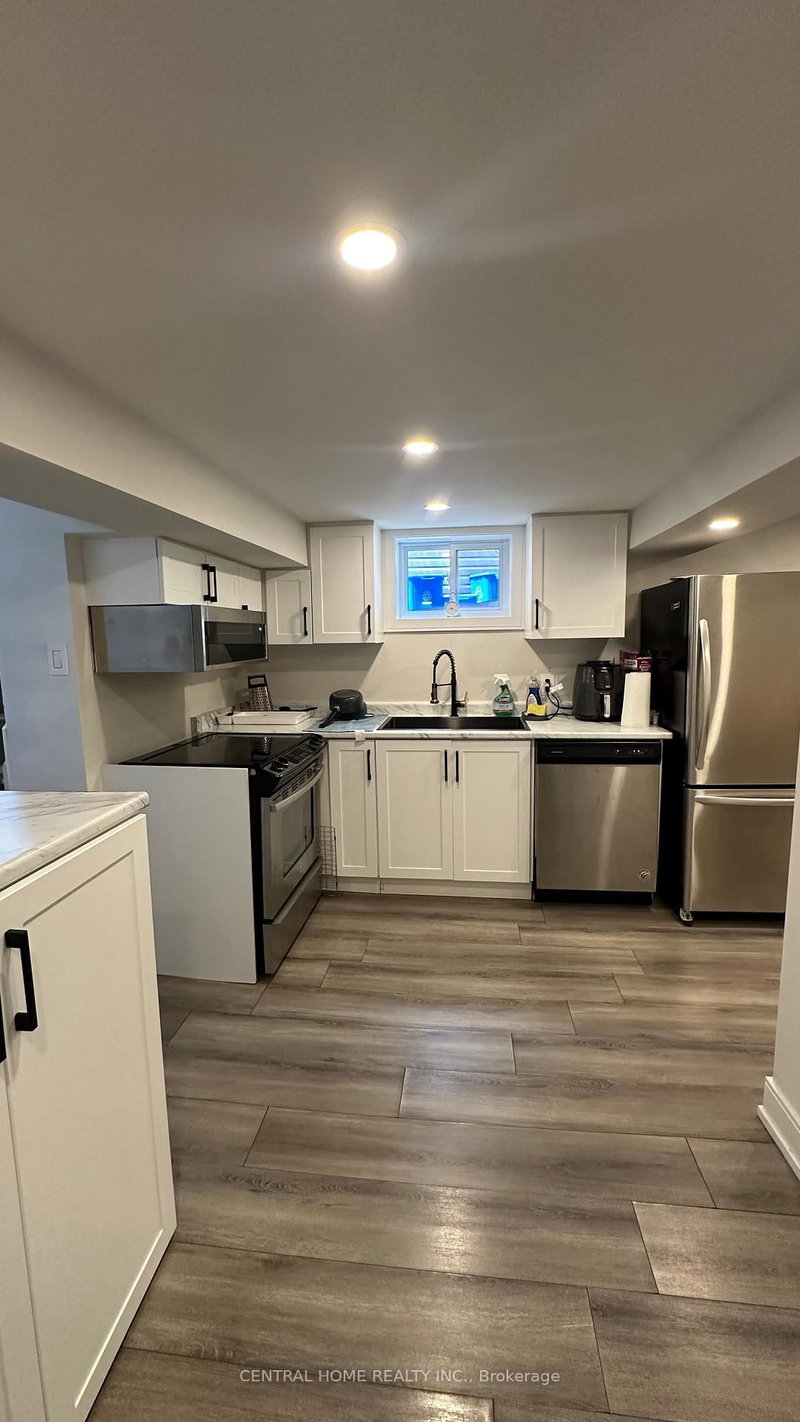 BSMT - 139 Maurice Crt, Newmarket, L3Y 2W1 | Image 3