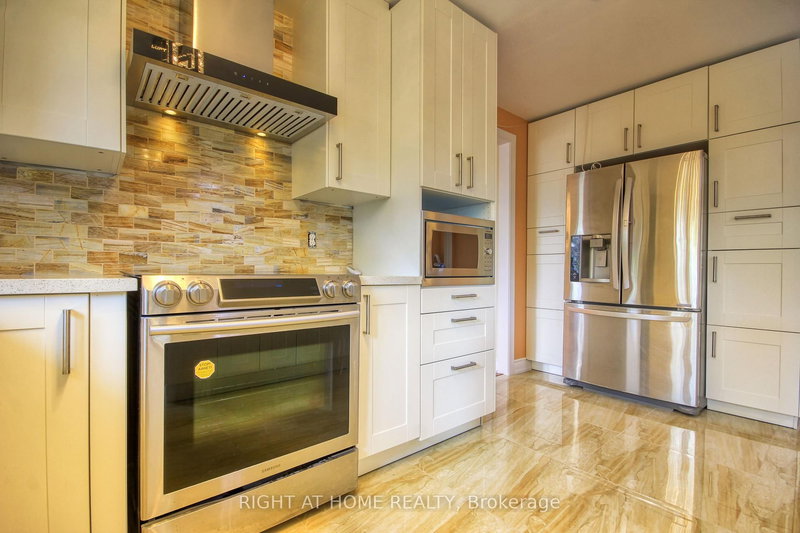 86 Howlett Ave, Newmarket, L3Y 5S5 | Image 2