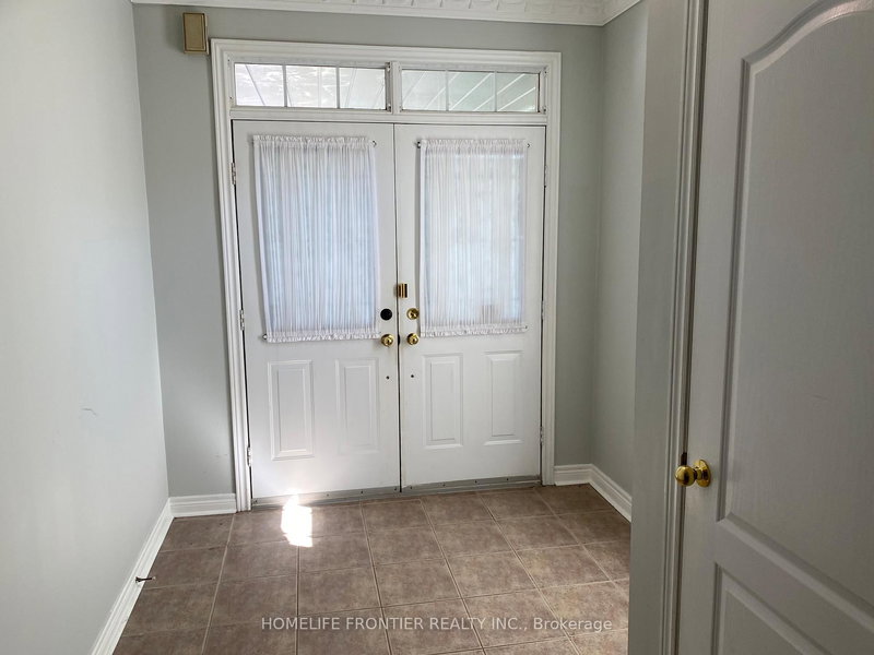 87 Estate Garden Dr, Richmond Hill, L4E 3V6 | Image 2