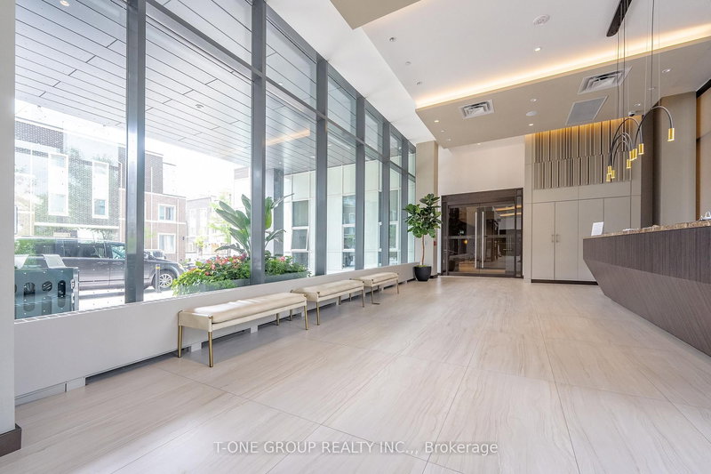 921 - 38 Honeycrisp Cres, Vaughan, L4K 0M8 | Image 3